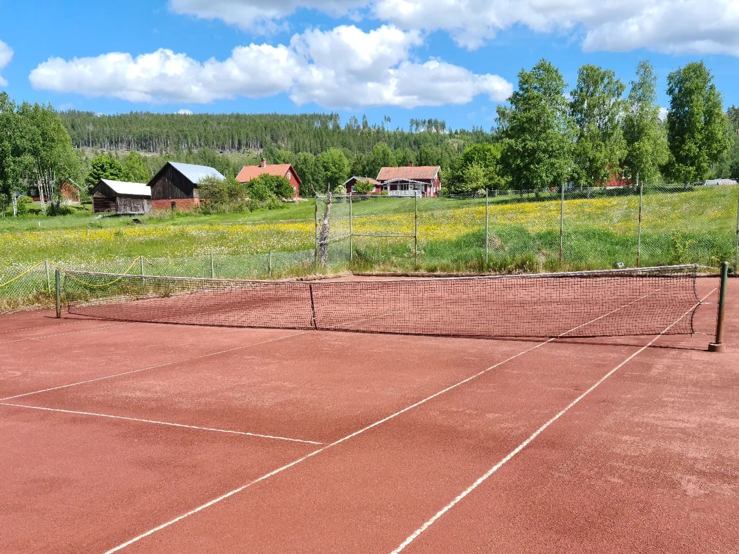 Sommar i Lysvik vid tennisbana beläget i Backa